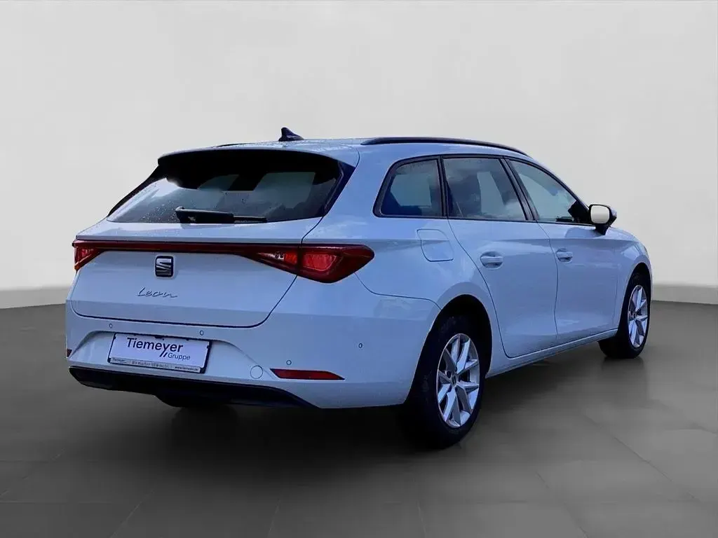 Używany Seat Leon Style 150 KM (110 kW) 2022 Biały Sedan/Limuzyna