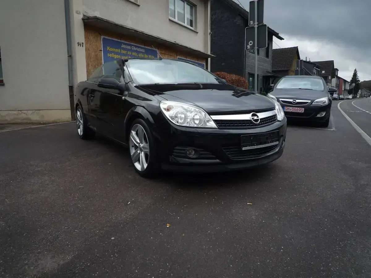 Gebraucht Opel Astra 140 PS (102 kW) 2009 Saphirschwarz mi2 Cabrio