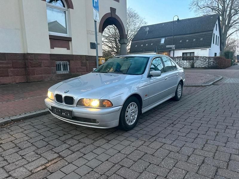 Silber Gebraucht 2001 BMW 520 Limousine | 2.500 € (Guter Preis) - Bild 1/4