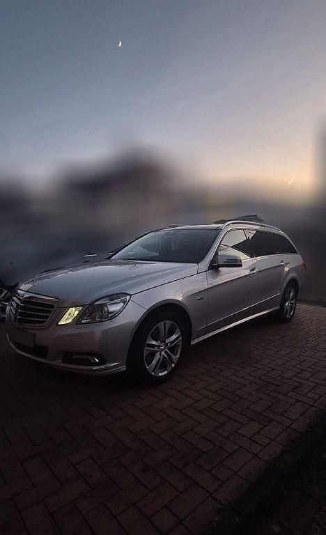 Silber Gebraucht 2010 Mercedes E200 Elegance Limousine | 14.400 € (Etwas zu teuer) - Bild 1/4