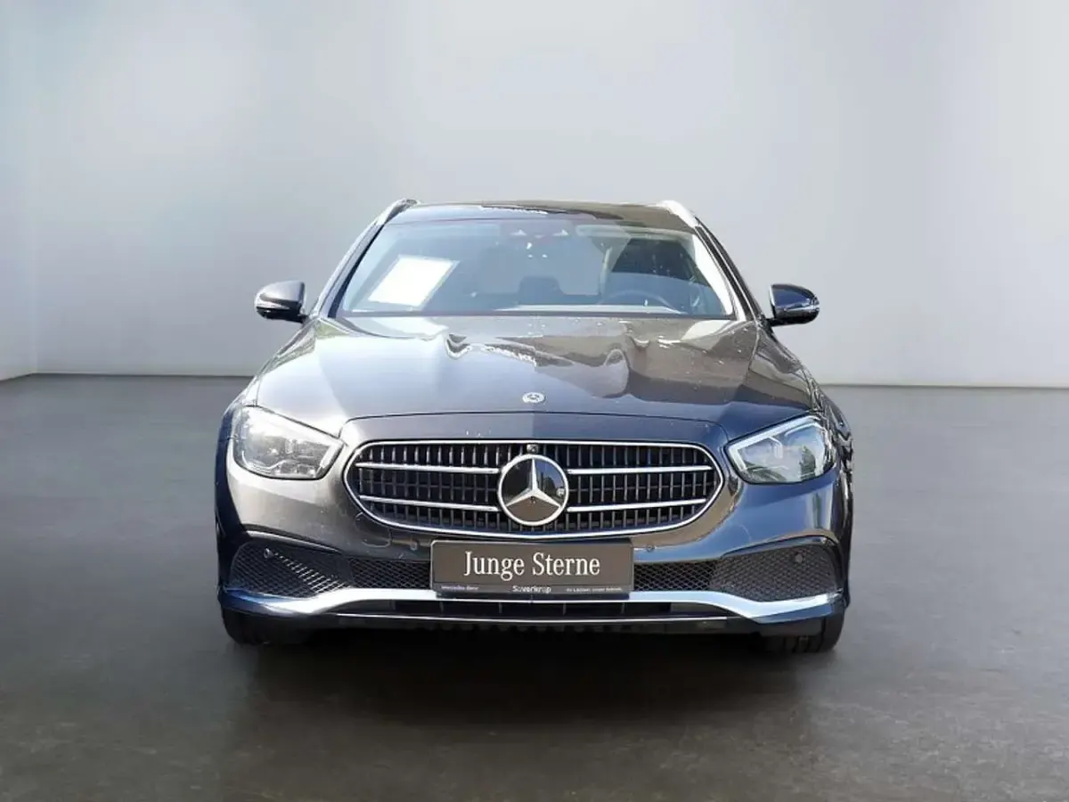 Gebraucht Mercedes E220 Avantgarde 194 PS (142 kW) 2021 Grau Limousine