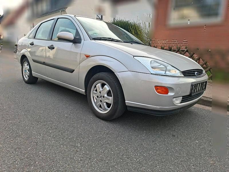 Usado Ford Focus 101 HP (74 kW) 2000 Prateado Sedan