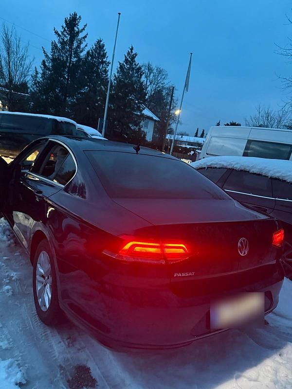 Gebraucht VW Passat Comfortline 150 PS (110 kW) 2016 Blau Limousine