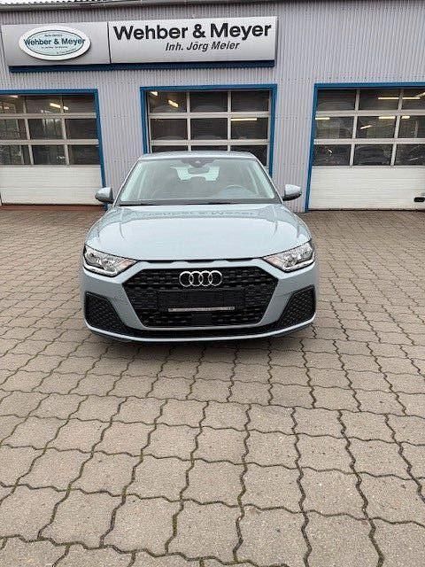 Grau Gebraucht 2023 Audi A1 Sportback Basis Kleinwagen | 19.850 € (Fairer Preis) - Bild 1/4