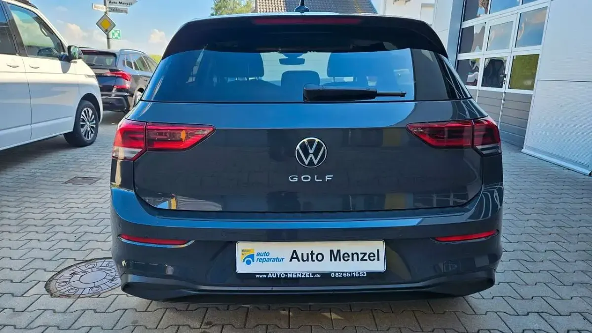 Gebraucht VW Golf VIII Life 131 PS (96 kW) 2022 Grau Limousine