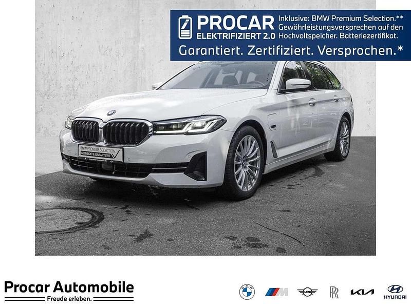 Alpinweiss iii Gebraucht 2022 BMW 530e Kombi | 34.970 € (Fairer Preis) - Bild 1/3