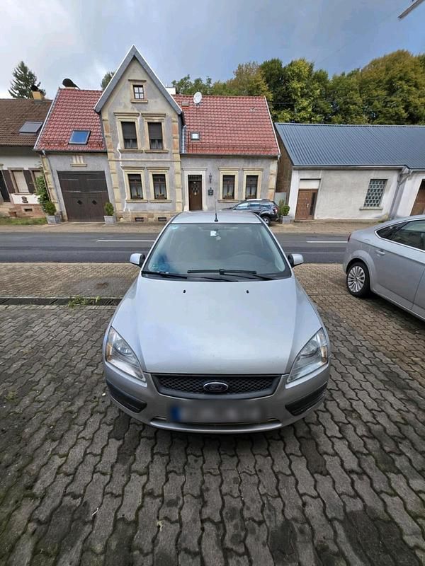 Grau Gebraucht 2007 Ford Focus Kombi | 1.300 € - Bild 1/4
