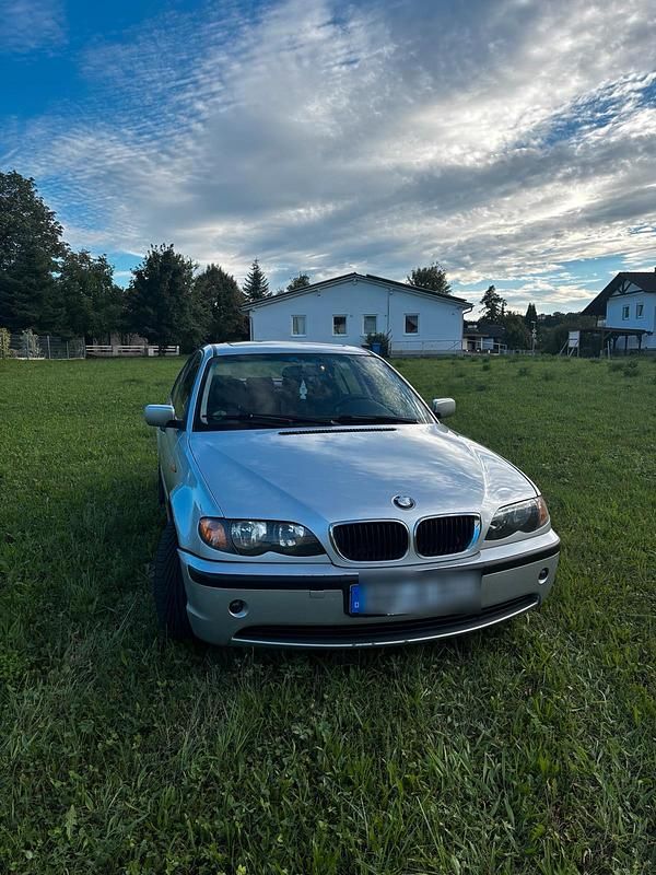 Silber Gebraucht 2004 BMW 318 Limousine | 1.000 € (Superpreis) - Bild 1/4