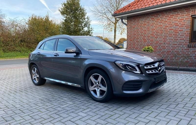 Grau Gebraucht 2019 Mercedes GLA180 AMG SUV | 19.900 € (Guter Preis) - Bild 1/4