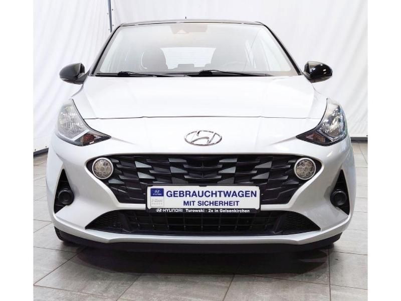 Gebraucht Hyundai i10 84 PS (61 kW) 2023 Sleek silver/ phantom black / Kleinwagen