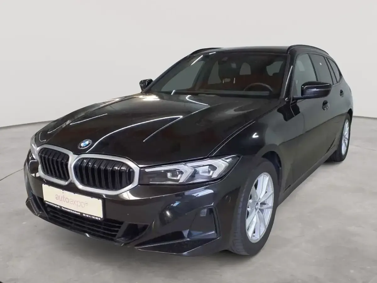 Gebraucht BMW 318 Sport Line 150 PS (110 kW) 2023 Saphirschwarz metallic Kombi