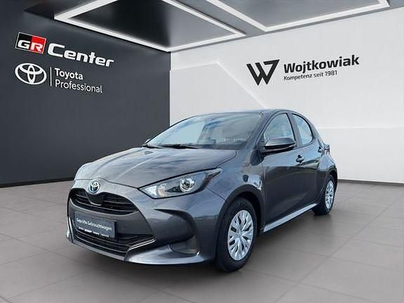 Grau Gebraucht 2022 Toyota Yaris Hybrid Comfort Limousine | 18.790 € (Fairer Preis) - Bild 1/3