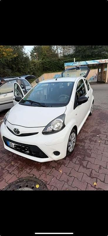 Gebraucht Toyota Aygo 68 PS (50 kW) 2013 Weiß Kleinwagen