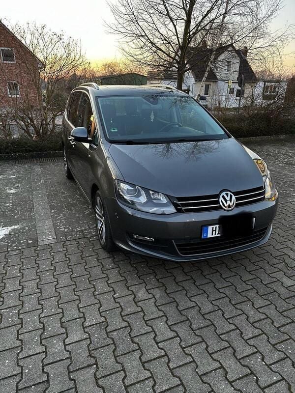 Grau Gebraucht 2013 VW Sharan Life Van / Kleinbus | 14.800 € (Teuer) - Bild 1/4