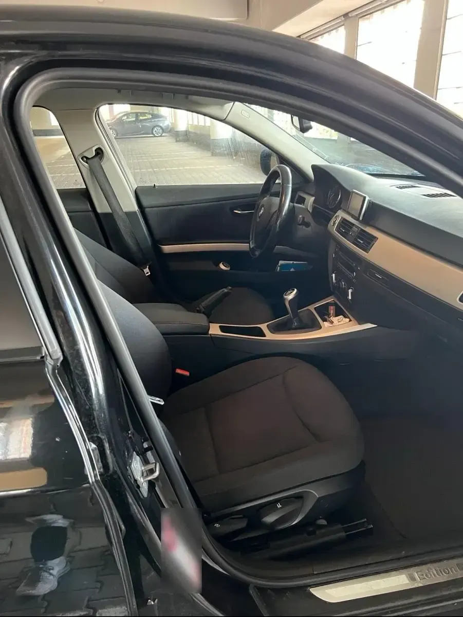 Gebraucht BMW 318 143 PS (105 kW) 2010 Schwarz Kombi