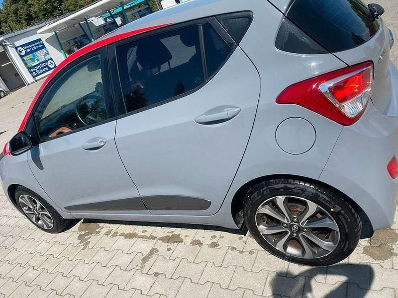 Gebraucht Hyundai i10 Edition 67 PS (49 kW) 2015 Grau Kleinwagen