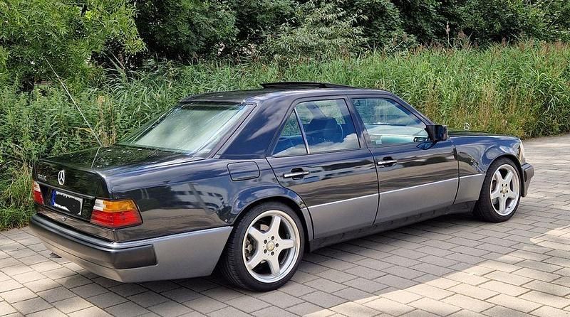 Gebraucht Mercedes E500 326 PS (239 kW) 1992 Schwarz Limousine