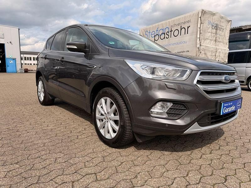 Gebraucht Ford Kuga Titanium 150 PS (110 kW) 2017 Grau SUV