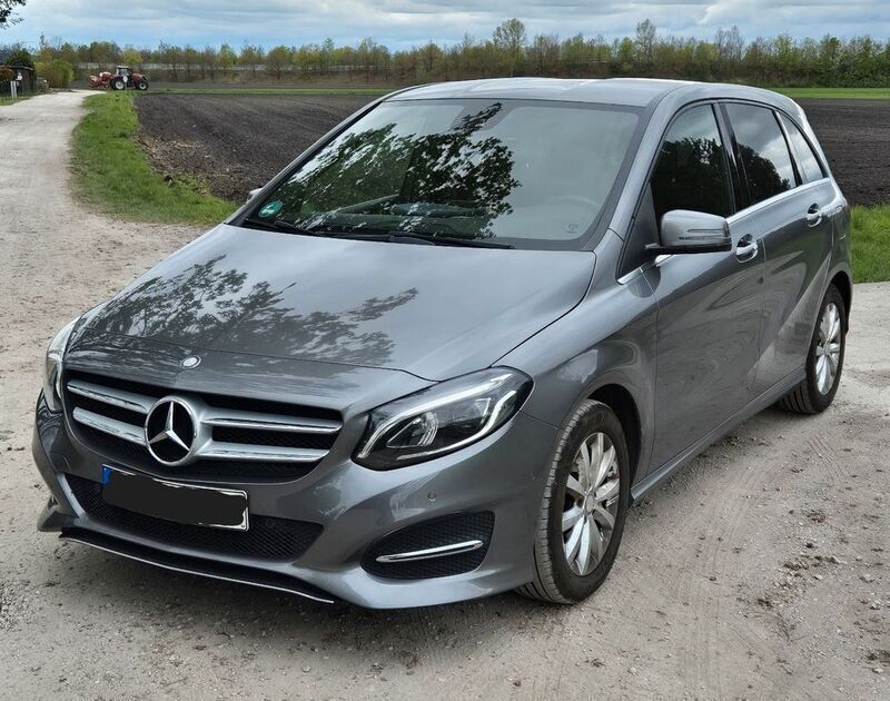 Grau Gebraucht 2015 Mercedes B200 Van / Kleinbus | 14.000 € (Fairer Preis) - Bild 1/4
