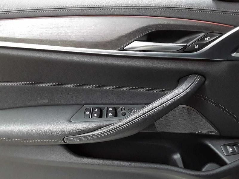 Gebraucht BMW 530 Luxury Line 252 PS (185 kW) 2022 Schwarz uni Kombi