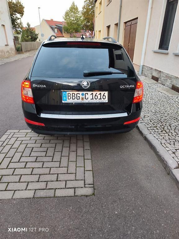 Schwarz Gebraucht 2013 Skoda Octavia Elegance Kombi | 10.500 € (Fairer Preis) - Bild 1/4