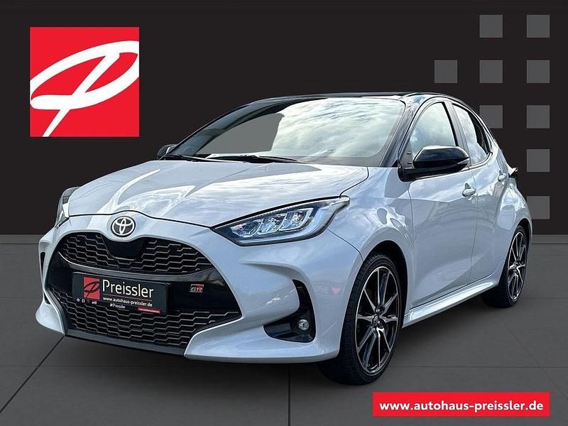 Dynamic grey silber metallic, dach schwarz Gebraucht 2022 Toyota Yaris Hybrid Sport Limousine | 21.837 € (Teuer) - Bild 1/1