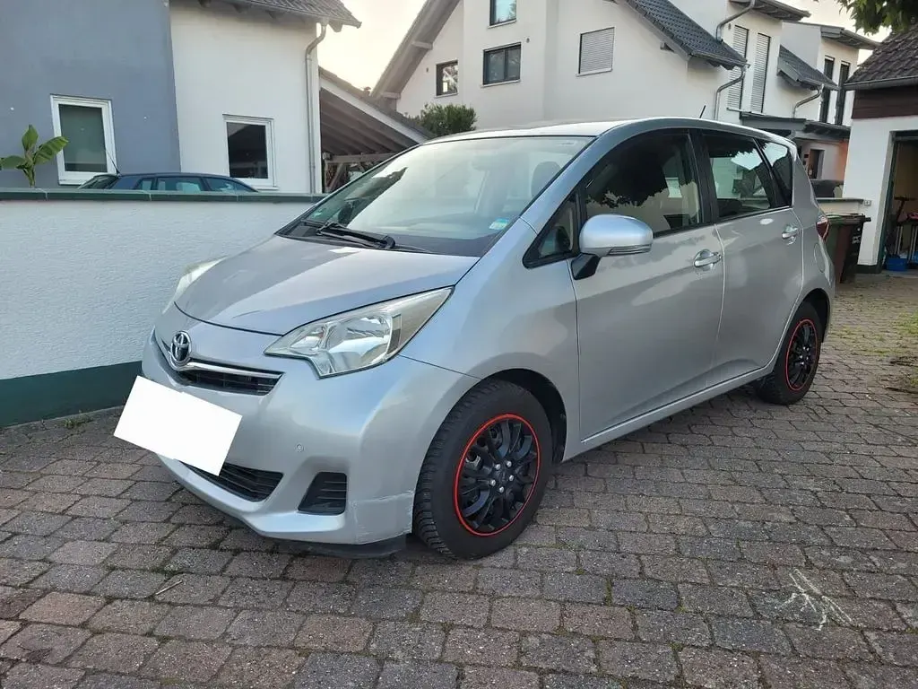 Gebraucht Toyota Verso-S 99 PS (72 kW) 2011 Silber Van / Kleinbus
