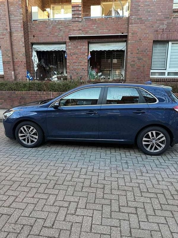 Gebraucht Hyundai i30 140 PS (102 kW) 2017 Blau Limousine