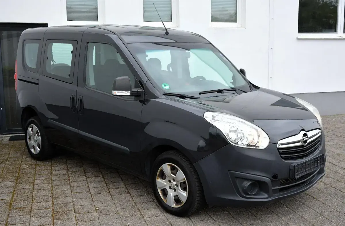 Używany Opel Combo Selection 95 KM (69 kW) 2016 Czarny Minivan