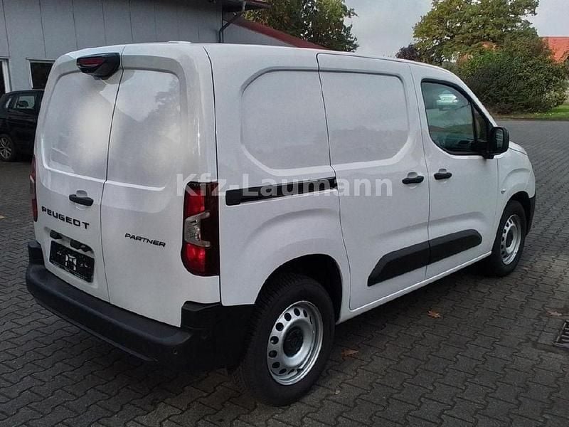 Gebraucht Peugeot Partner 102 PS (75 kW) 2025 Weiß Van / Kleinbus