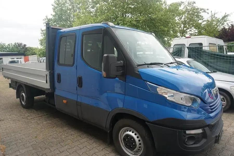 Gebraucht Iveco Daily 136 PS (100 kW) 2018 Blau Limousine