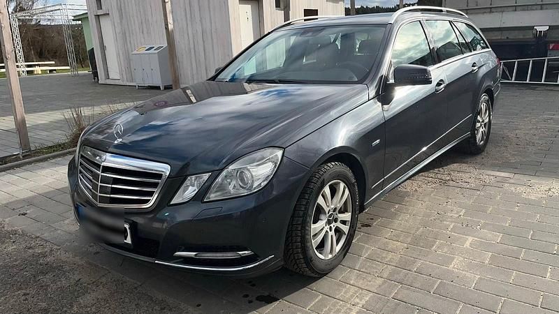 Gebraucht Mercedes E220 170 PS (125 kW) 2011 Grau Kombi