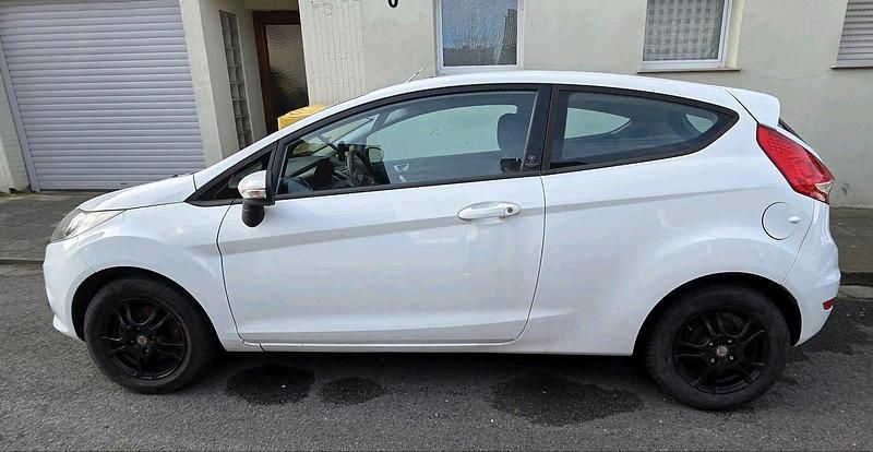 Gebraucht Ford Fiesta 60 PS (44 kW) 2012 Weiß Kleinwagen