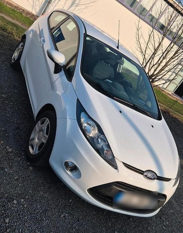 Gebraucht Ford Fiesta 80 PS (58 kW) 2012 Weiß Kleinwagen