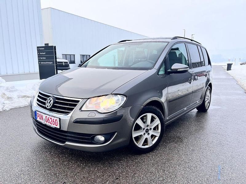Grau Gebraucht 2010 VW Touran Highline Van / Kleinbus | 3.990 € (Superpreis) - Bild 1/4