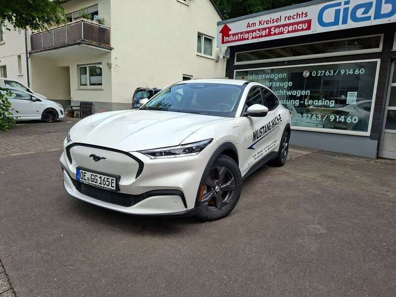 Starweiß metallic Gebraucht 2021 Ford Mustang Mach-E Basis SUV | 30.990 € (Guter Preis) - Bild 1/4