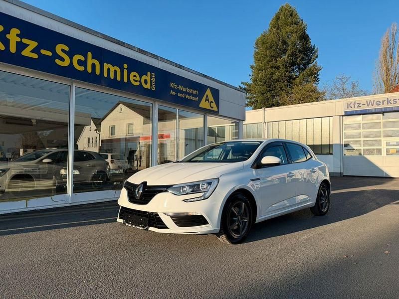 Weiß Gebraucht 2016 Renault Mégane IV Life Limousine | 8.990 € (Fairer Preis) - Bild 1/4