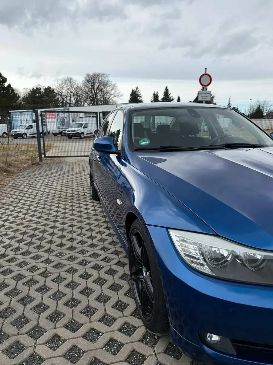 Gebraucht BMW 318 143 PS (105 kW) 2011 Blau Limousine