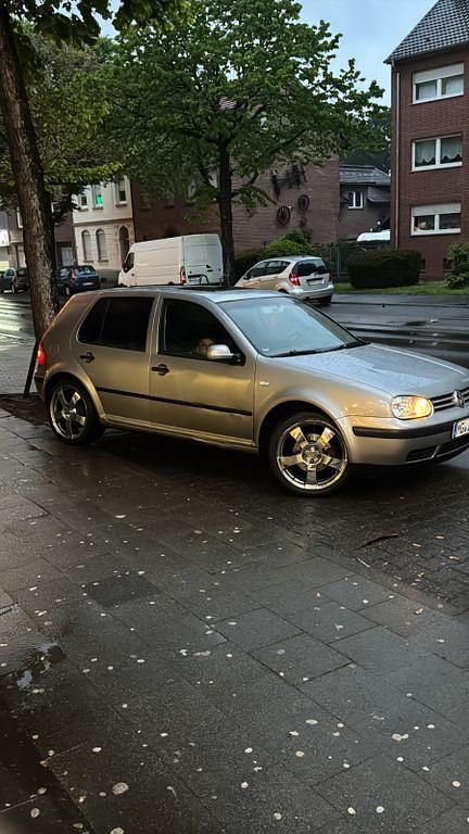Grau Gebraucht 2003 VW Golf IV Comfortline Limousine | 650 € (Superpreis) - Bild 1/4