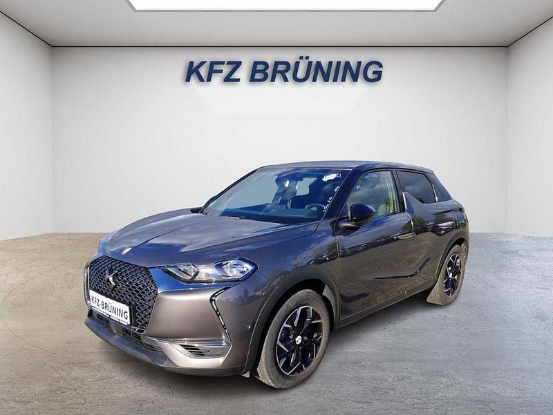 Platinumgrau metallic (m0 (metallic) Gebraucht 2021 DS Automobiles DS3 Crossback E-Tense So Chic SUV | 15.680 € (Guter Preis) - Bild 1/4