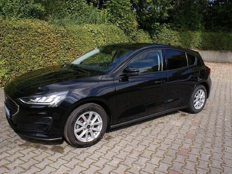 Obsidianschwarz metallic (metallic) Gebraucht 2022 Ford Focus Cool & Connect Limousine | 17.990 € (Guter Preis) - Bild 1/4