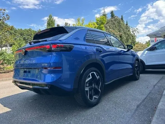Neu VW T-Roc R-line 150 PS (110 kW) 2026 Celestial blue metallic SUV