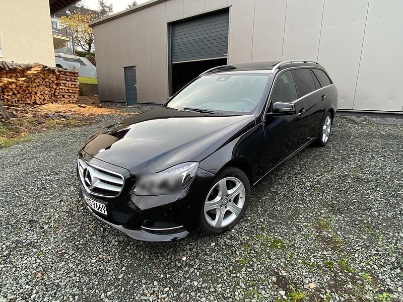 Schwarz Gebraucht 2017 Mercedes E220 Kombi | 27.599 € (Teuer) - Bild 1/4