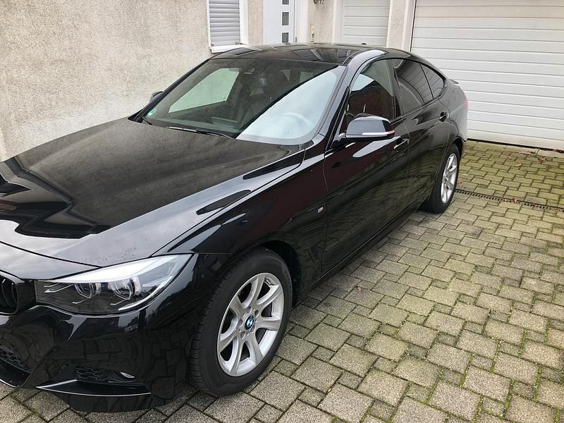Schwarz Gebraucht 2019 BMW 320 Gran Turismo M Sport Limousine | 26.600 € (Teuer) - Bild 1/4