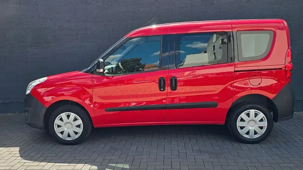 Gebraucht Opel Combo Selection 95 PS (69 kW) 2017 Tomatenrot Van / Kleinbus