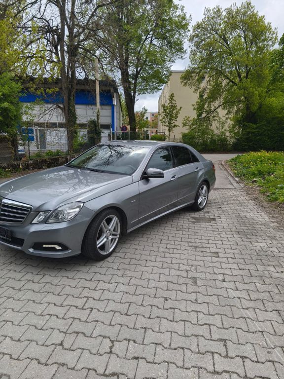 Silber Gebraucht 2009 Mercedes E250 Avantgarde Limousine | 10.850 € (Fairer Preis) - Bild 1/4