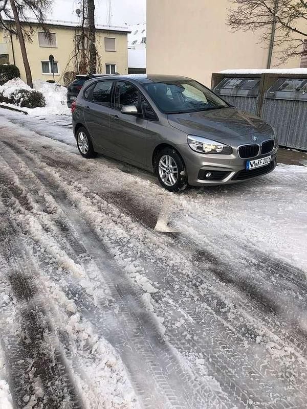 Platinsilber Gebraucht 2016 BMW 218 Advantage Van / Kleinbus | 12.900 € (Guter Preis) - Bild 1/4