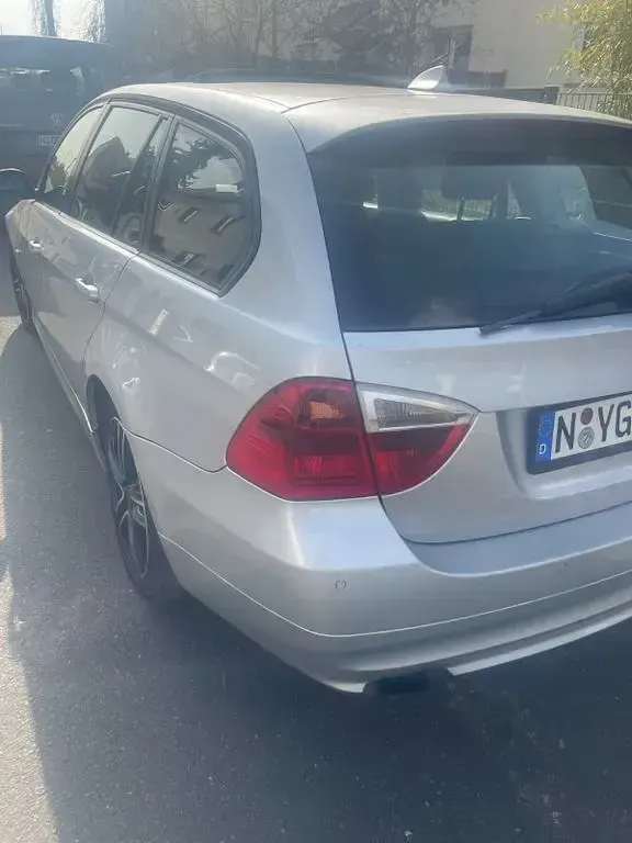 Gebraucht BMW 320 177 PS (130 kW) 2009 Silber Kombi