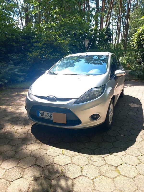 Silber Gebraucht 2011 Ford Fiesta Kleinwagen | 3.300 € (Fairer Preis) - Bild 1/4