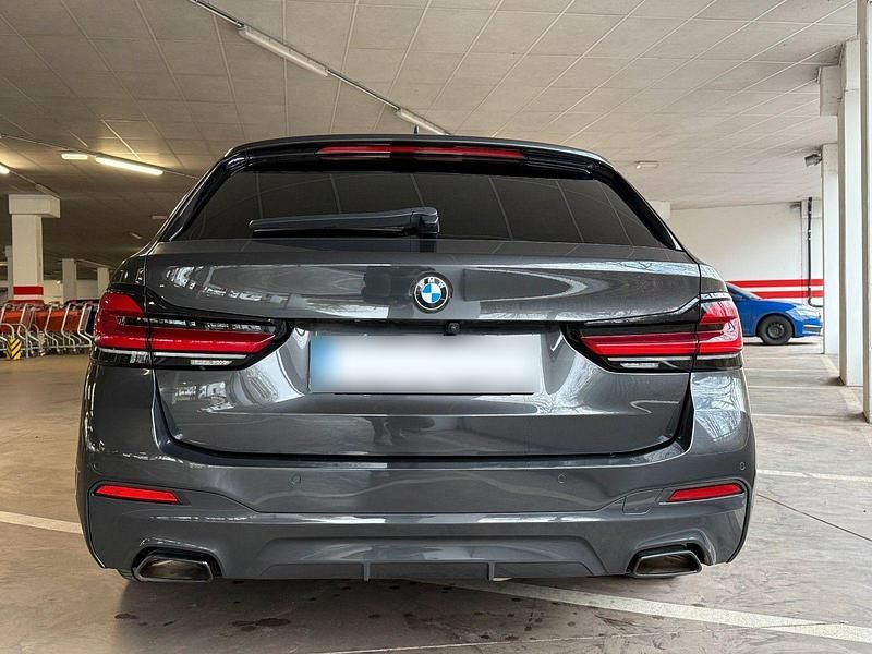 Gebraucht BMW 520 M Sport 190 PS (139 kW) 2023 Grau Kombi